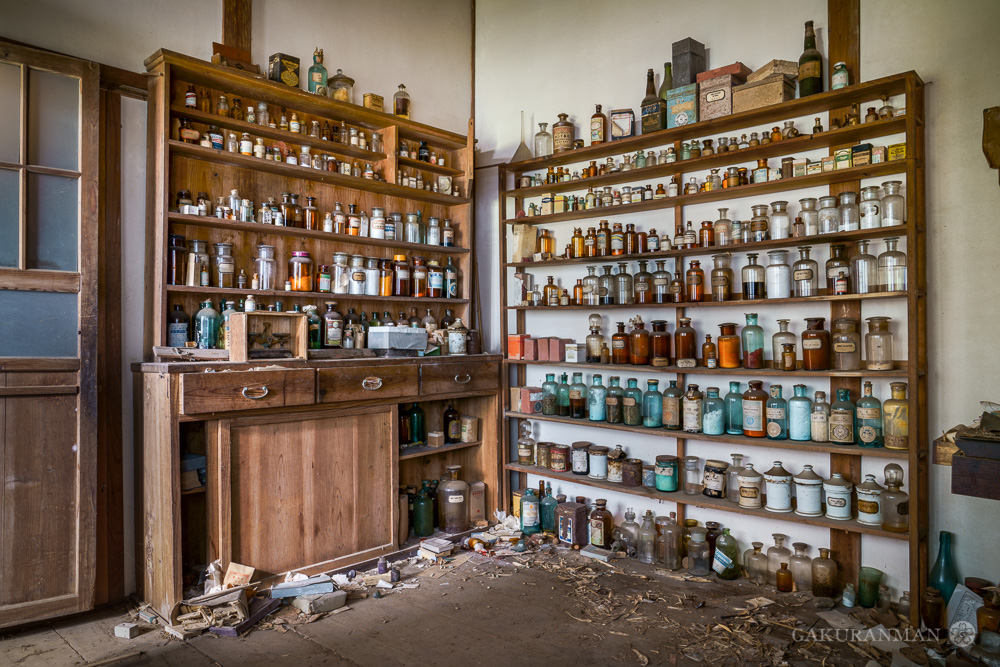 ye-olde-curiosity-clinic-medicine-rack-gakuranman