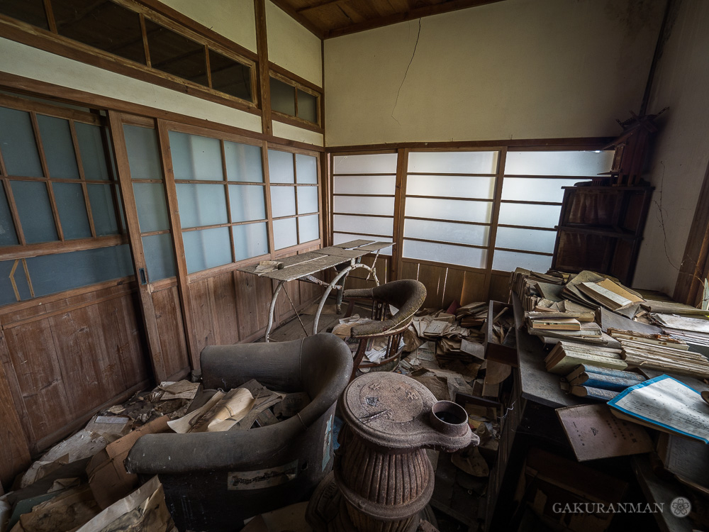 ye-olde-curiosity-clinic-office-gakuranman